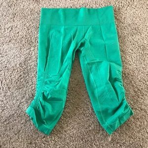 Kelly Green Lululemon in the flow crops